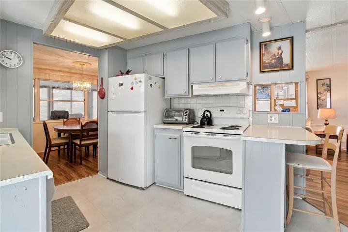 Kitchen with Breakfast Bar
