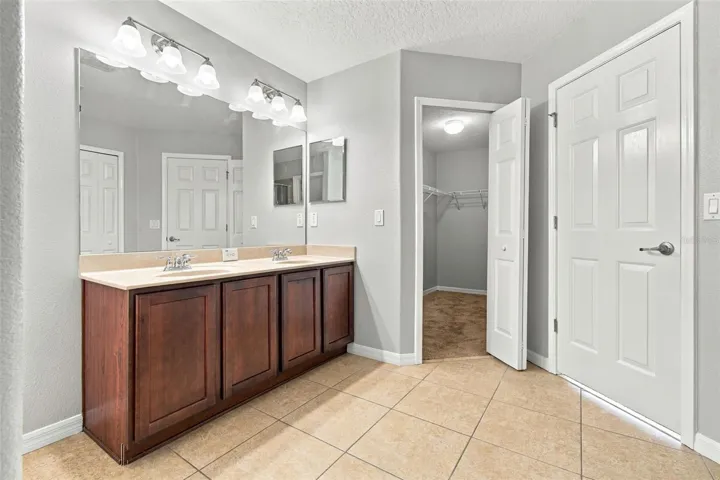 Ensuite Large Walk-in Closet