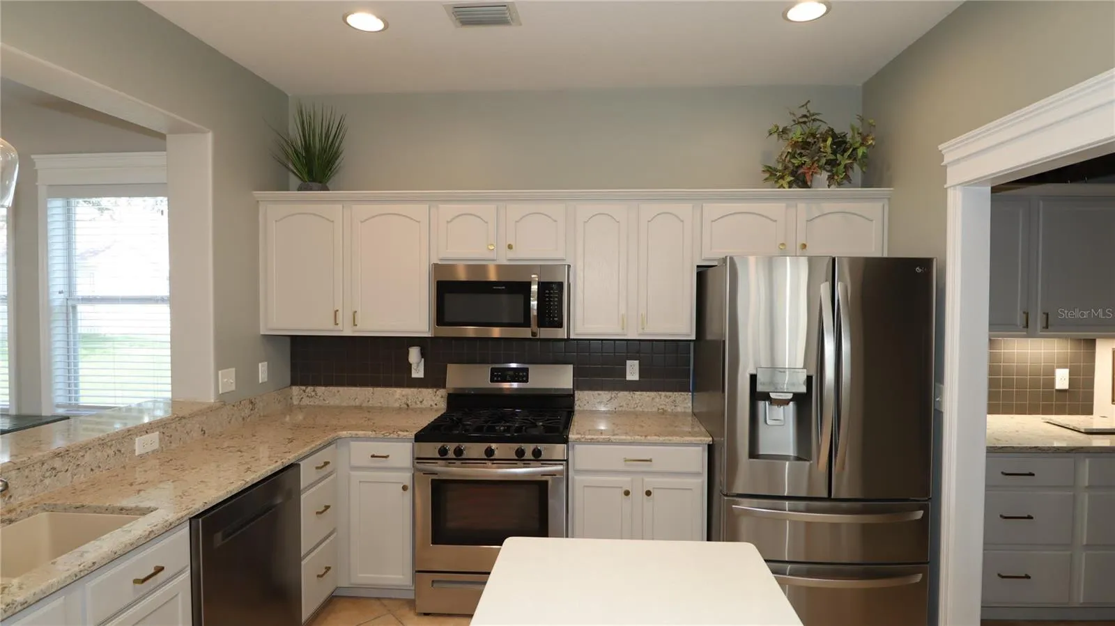 Kitchen w/Quartz Countertops