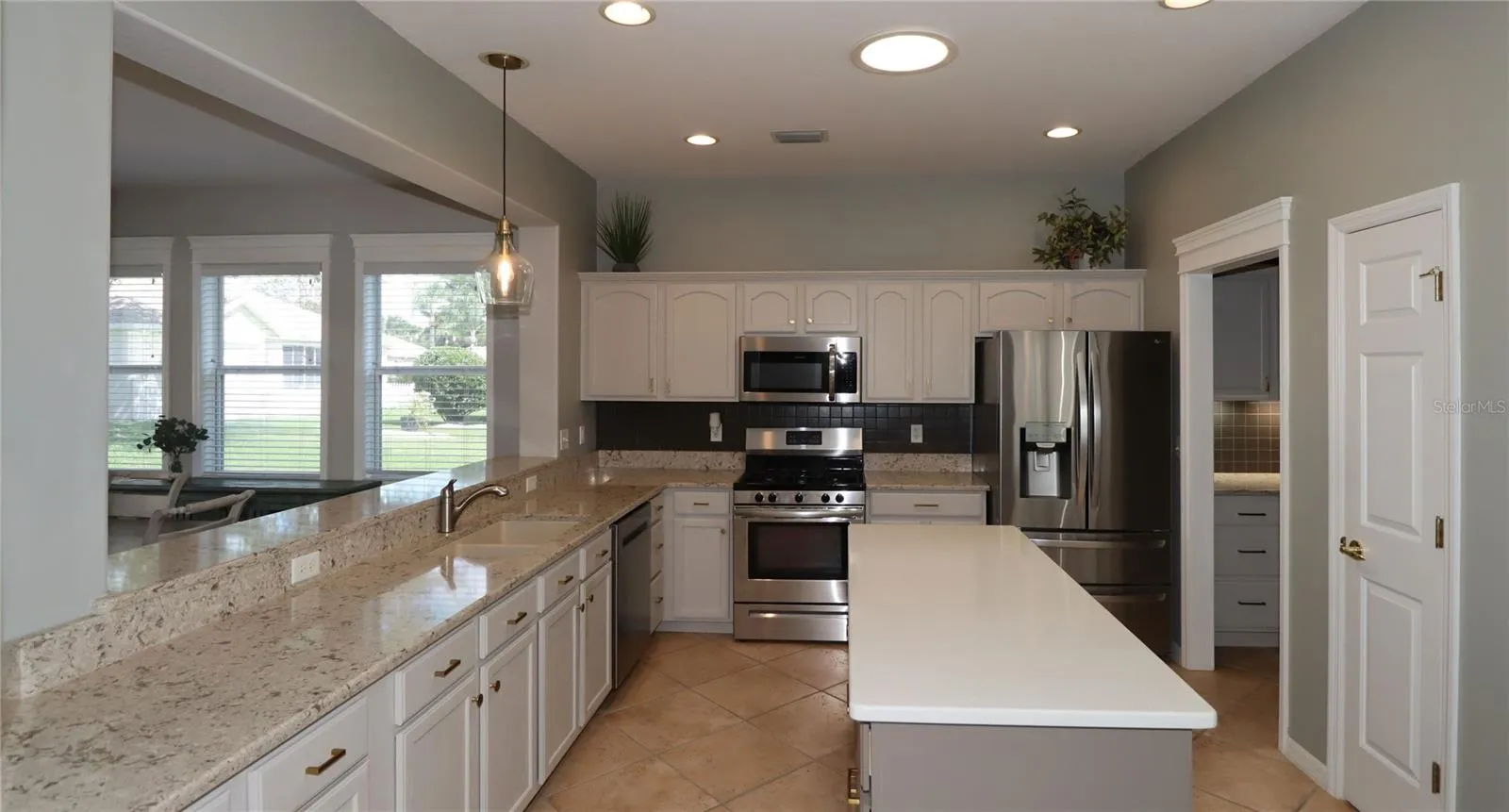 Kitchen w/Gas Cooktop &amp; Upgraded Appliances