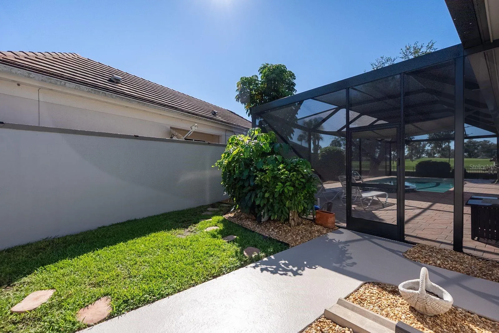 side entrance into pool screen by 1/2 bath door