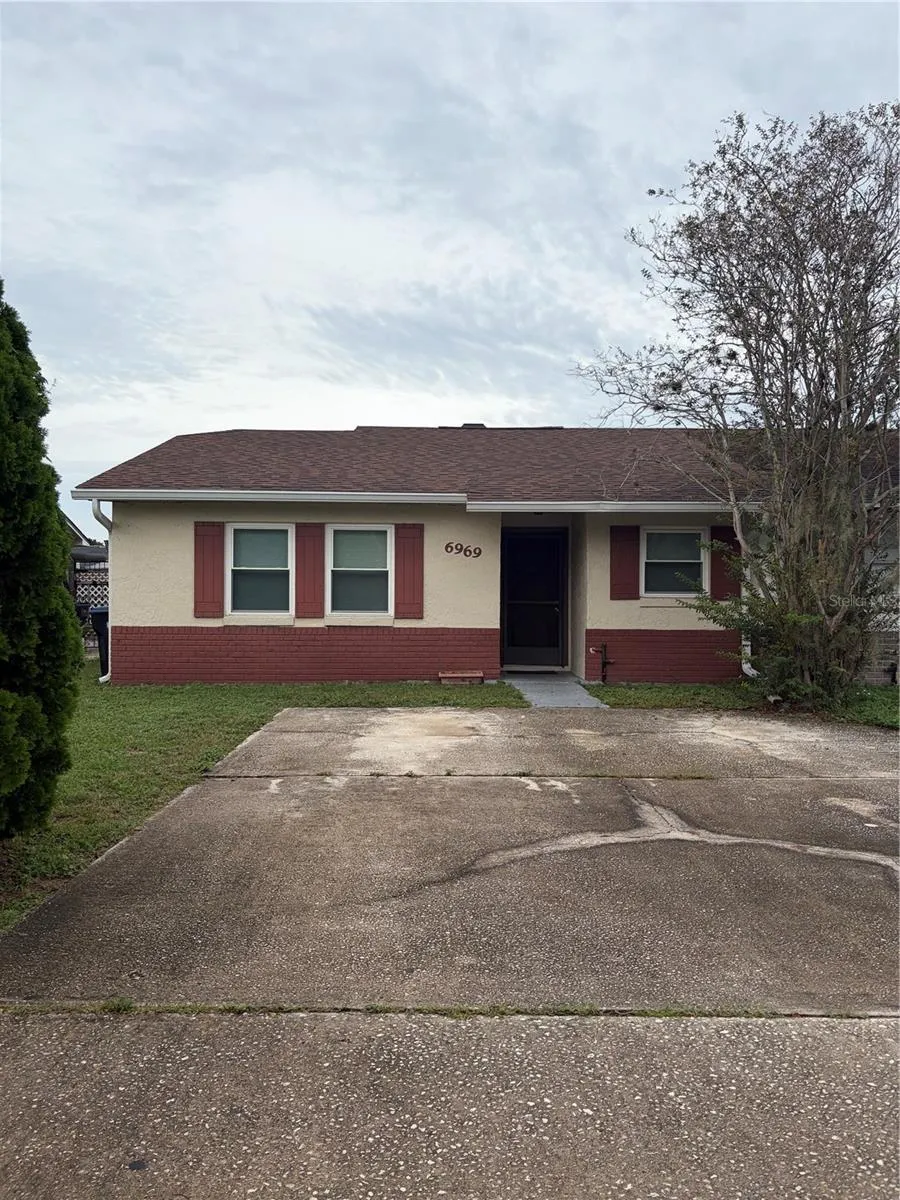 Front view with driveway