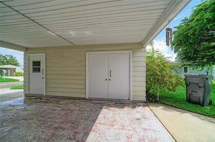 Storage closet. Great to store bikes, beach gear and/or small workshop