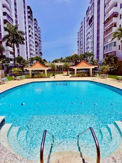 Los Pinos pool