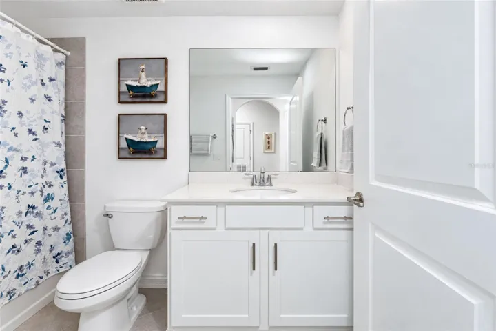 Guest Bathroom with Tub/Shower