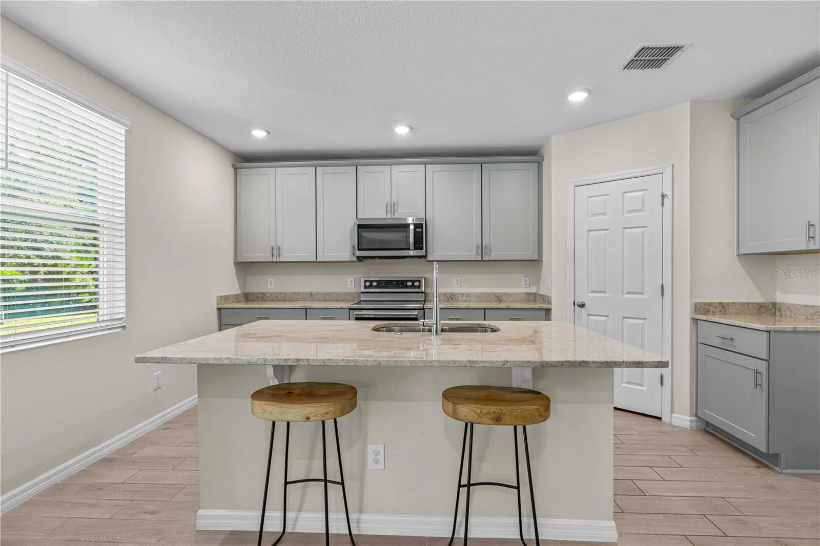 Kitchen w/ Island