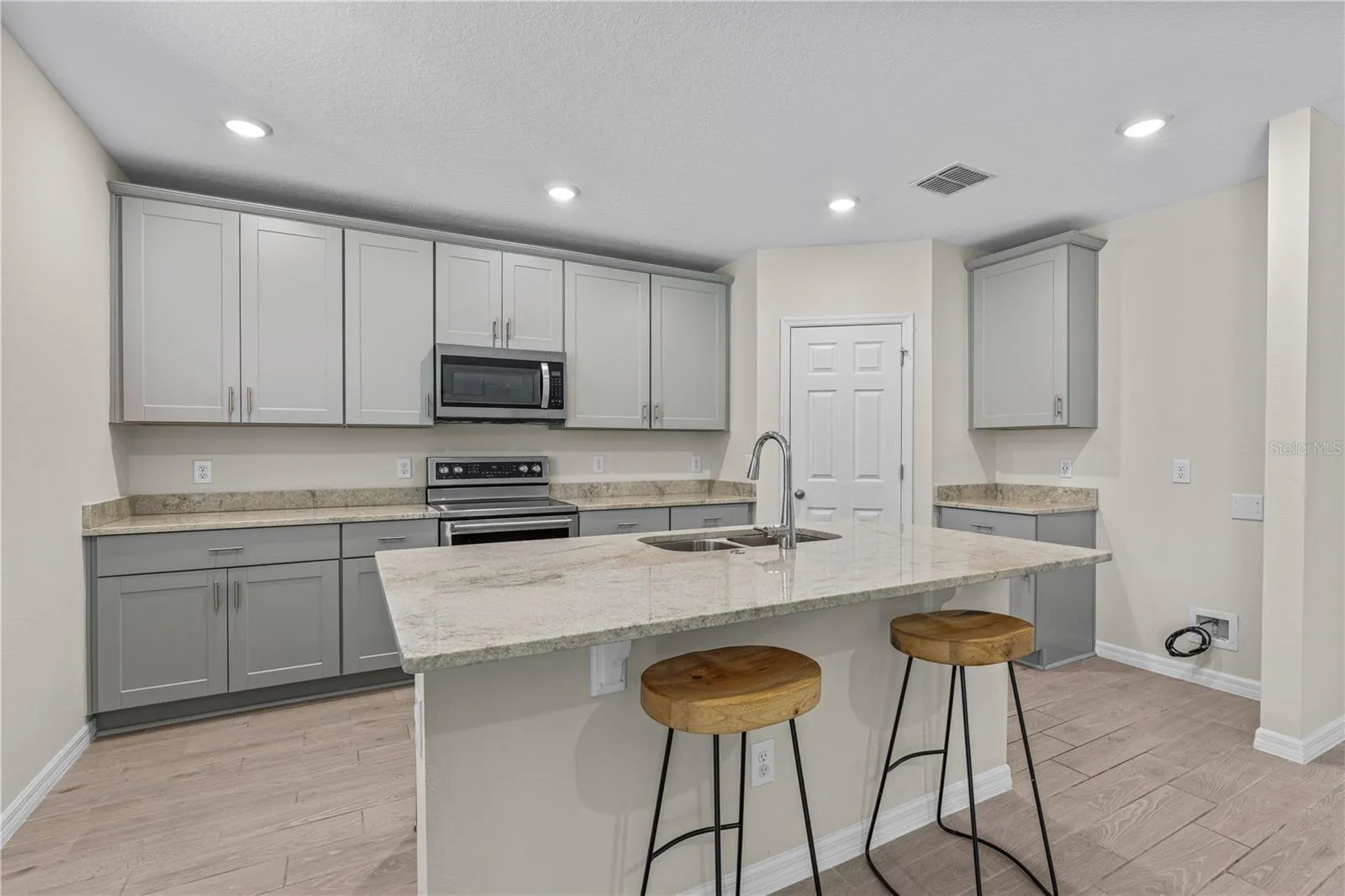 Kitchen w/ Island