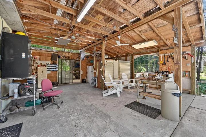 Barn/shop 32x32 with 10' ceiling. Hooked up to Electric and water
