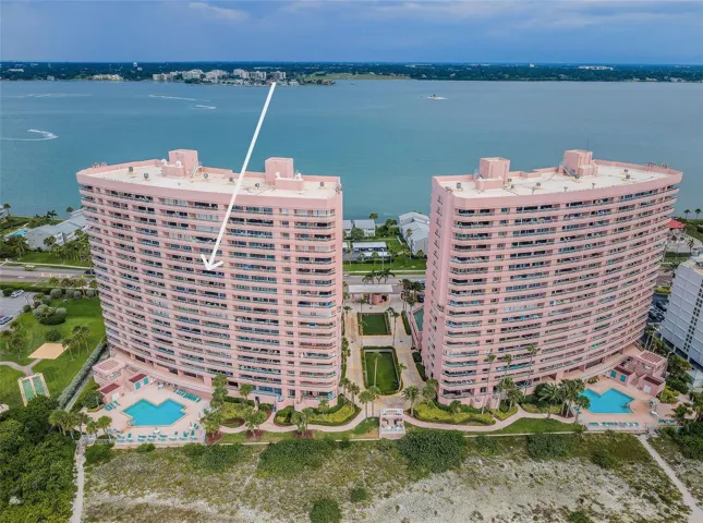 Direct waterfront views of BOTH the Gulf and the Intracoastal and Bay waters!