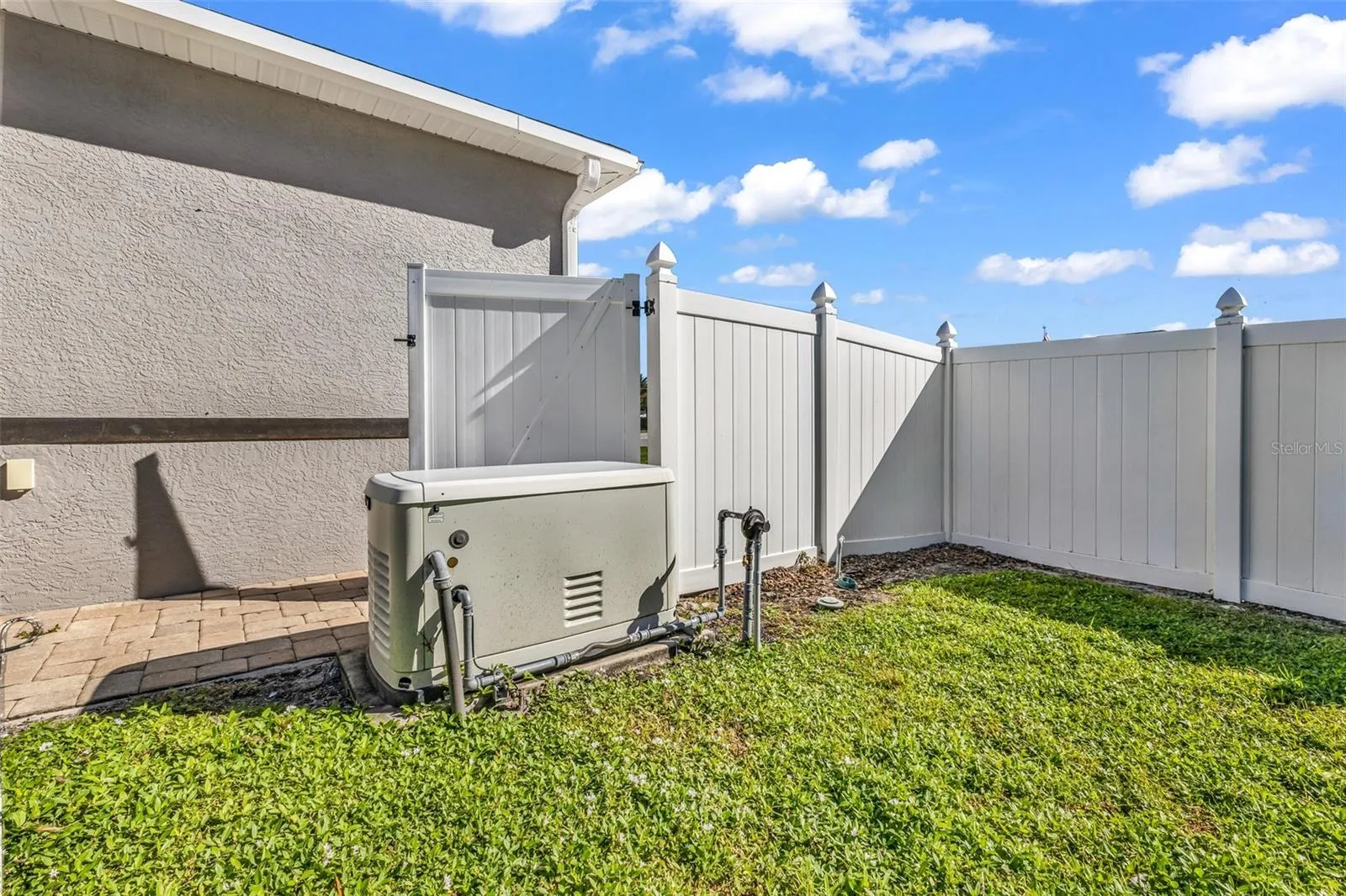 almost brand new  whole house Gnerator generation system with undergound Propane tank is privately owned