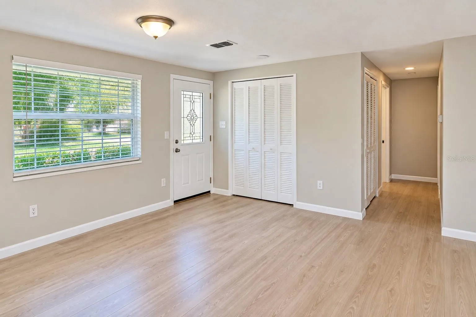 ENTRY AND EATING AREA