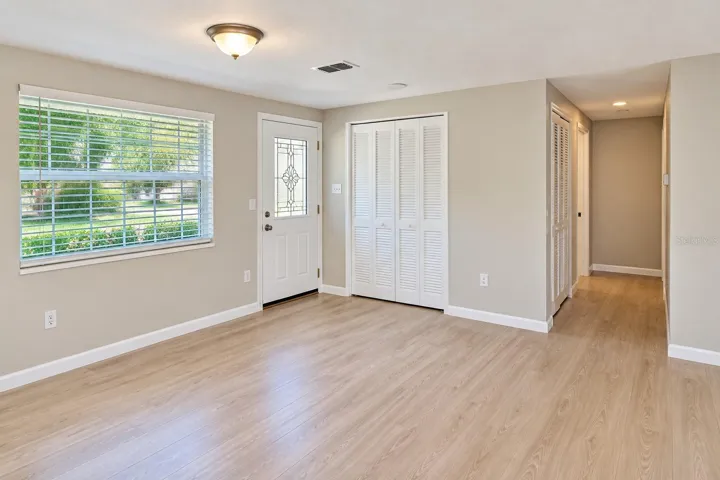 ENTRY AND EATING AREA