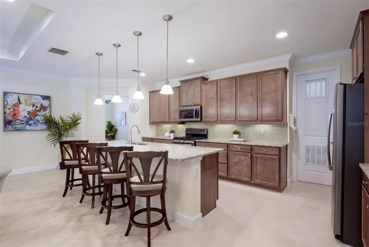 Spacious breakfast island &amp; walk-in pantry for the Kitchen