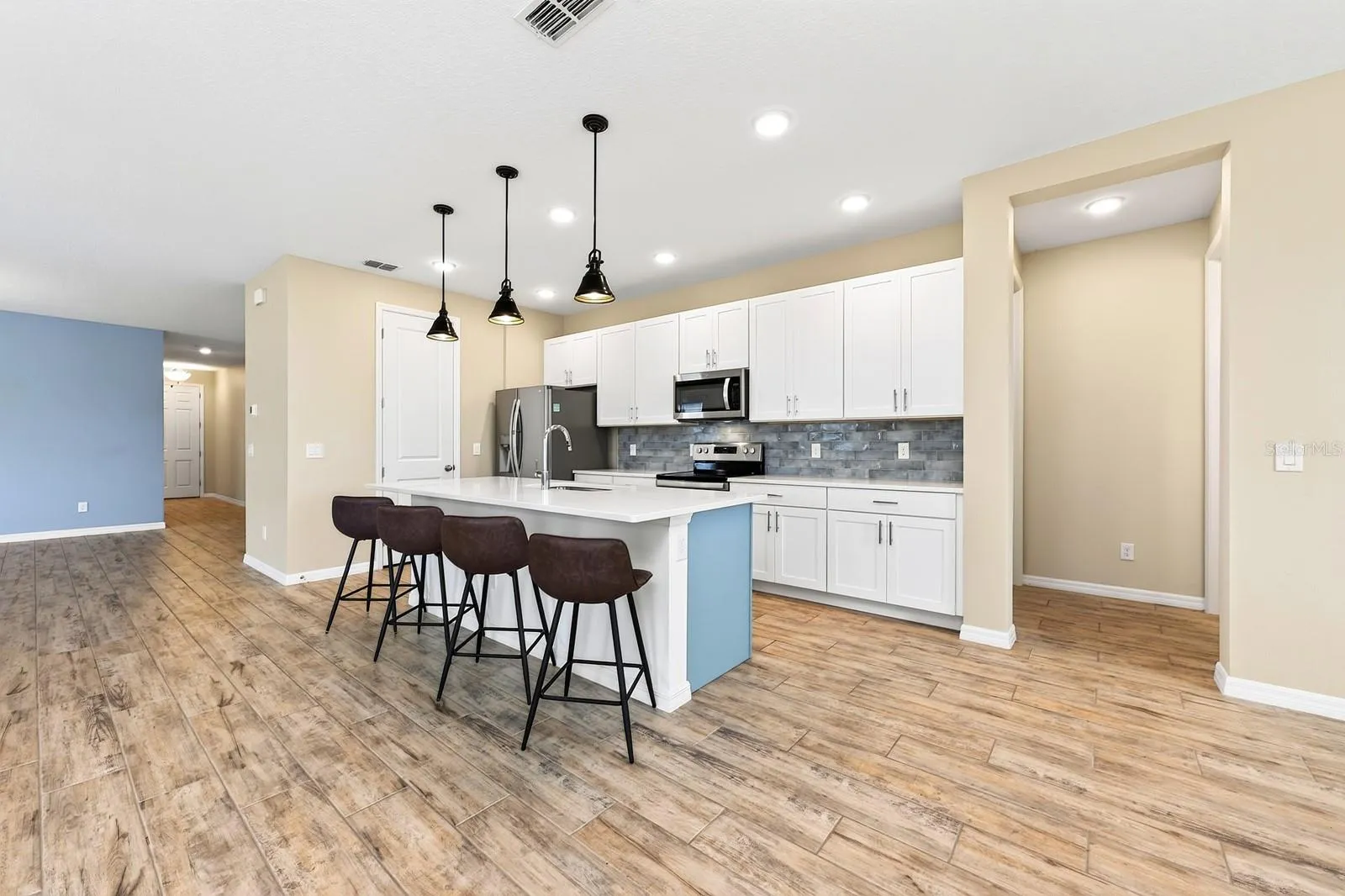 What a space to cook and entertain in. Perfect for barstools and extra seating.