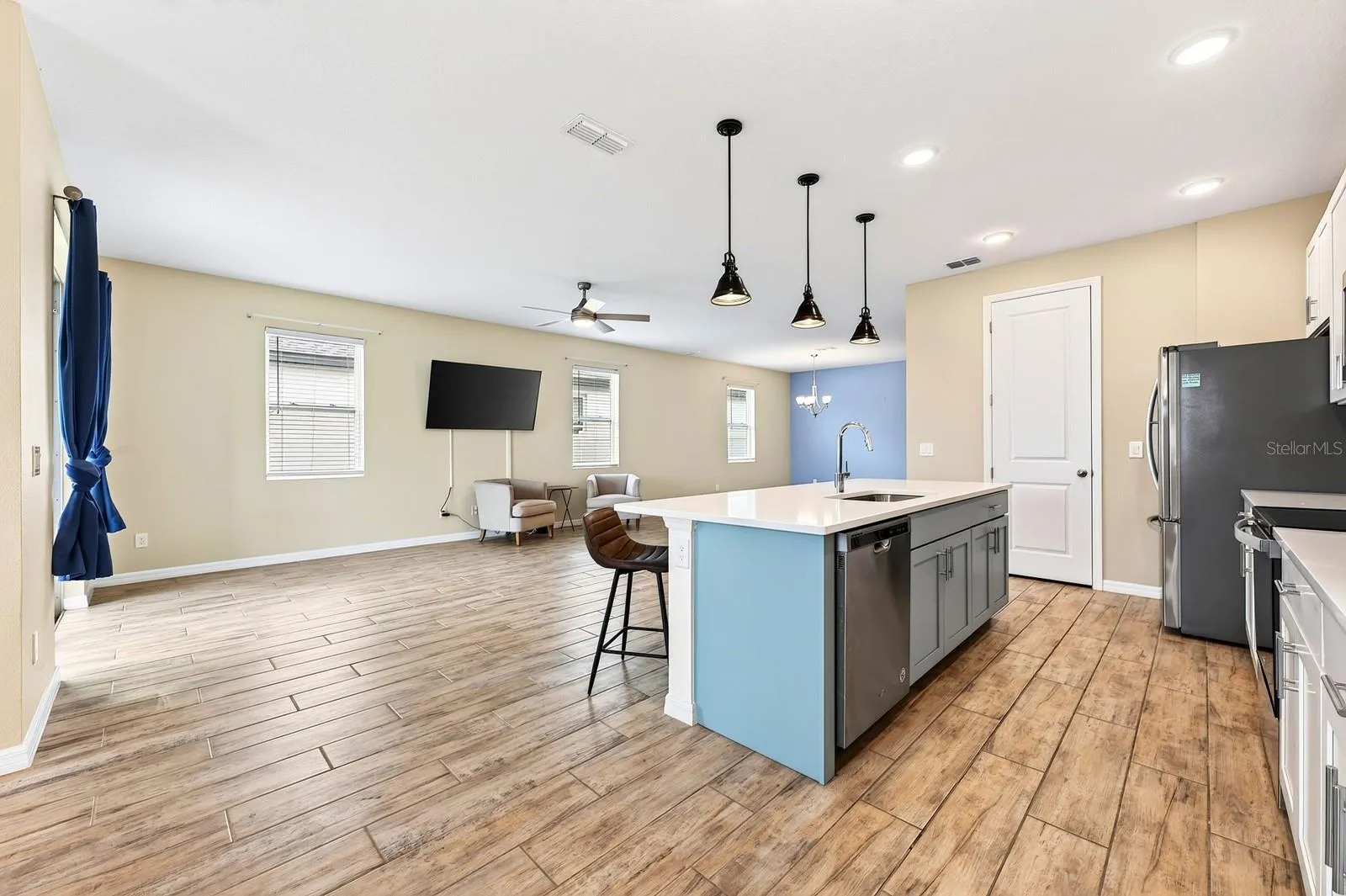 You have 3 modern pendant lights to illuminate the island