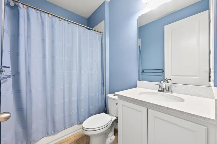Tub/shower combo in the guest bathroom