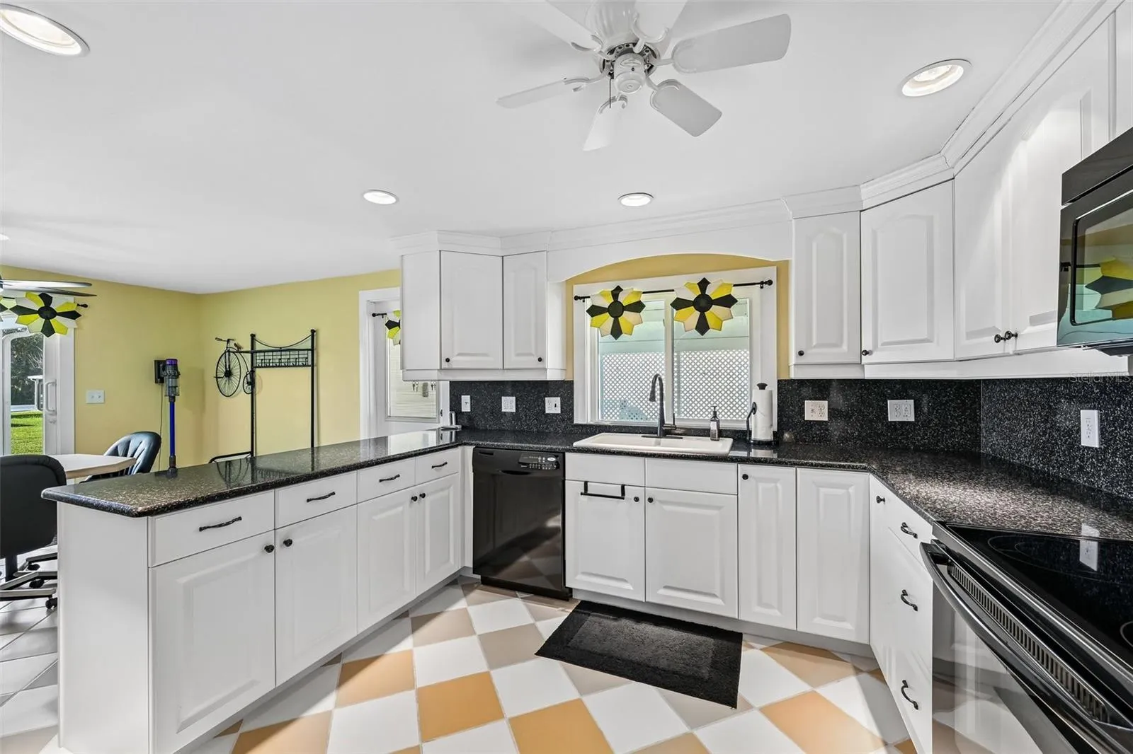 Bright and pleasant kitchen