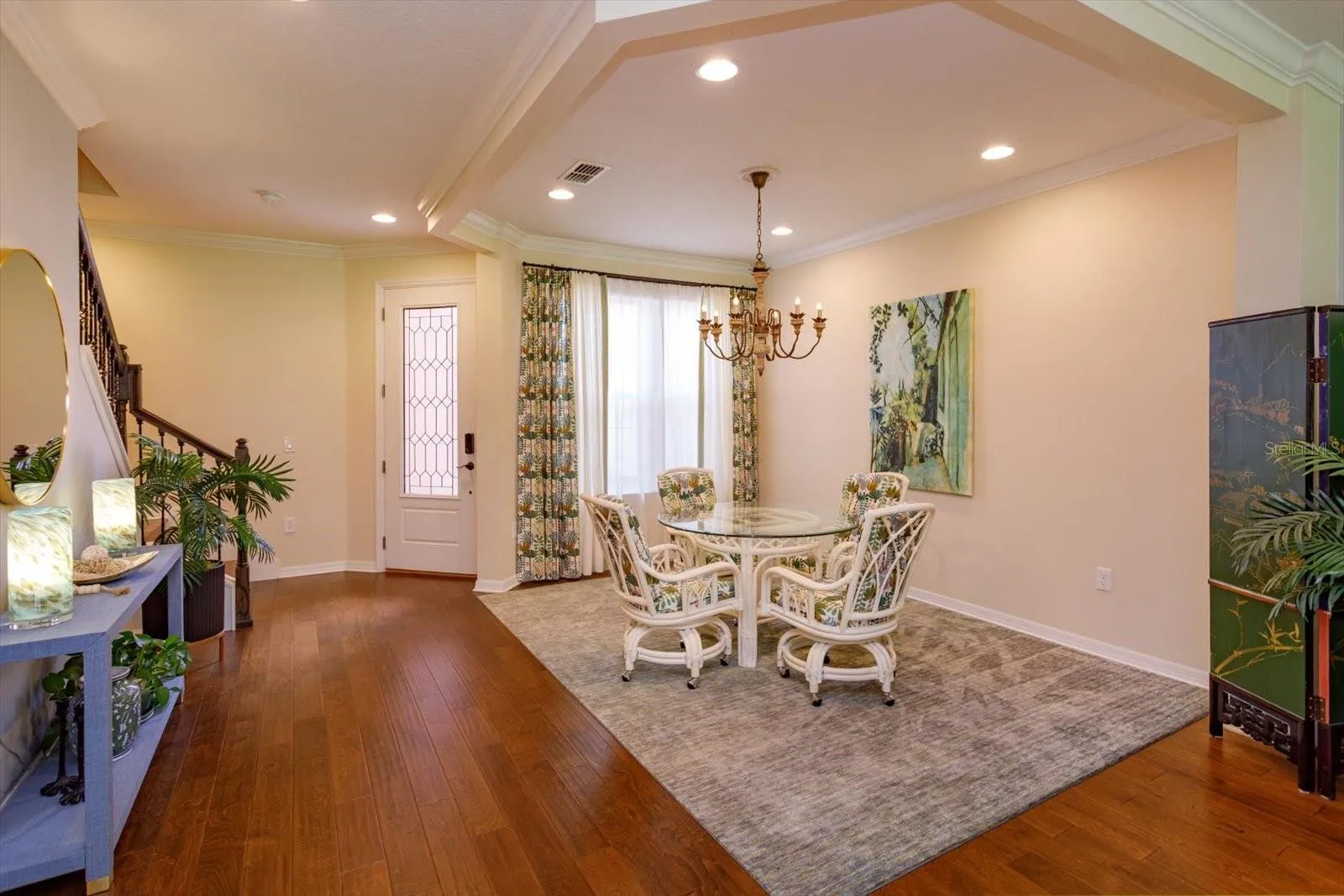 Formal Dining/Foyer