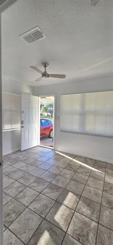 entry room/flex room