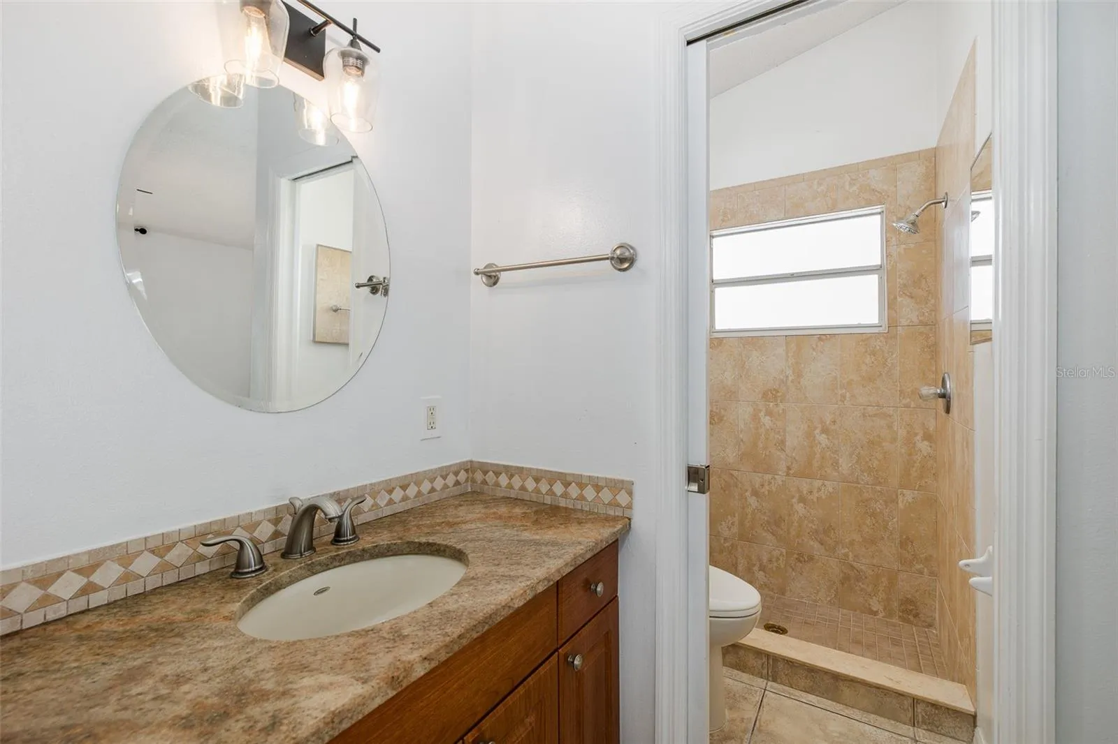 Primary suite en-suite bath