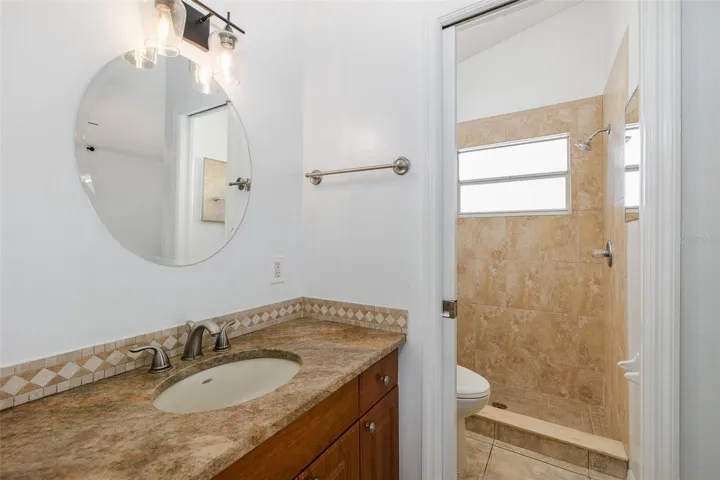 Primary suite en-suite bath