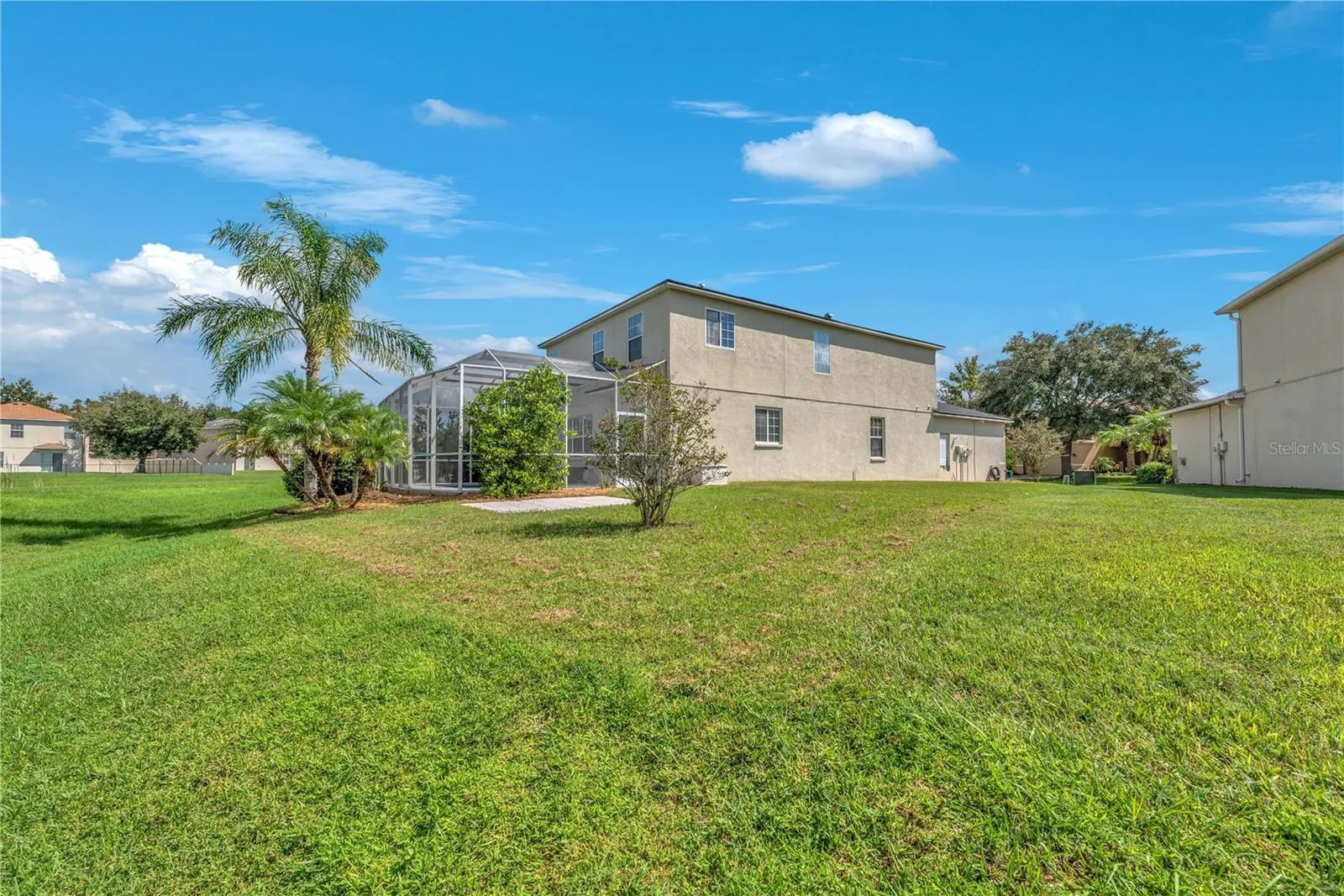 Spacious backyard with no backyard neighbors.