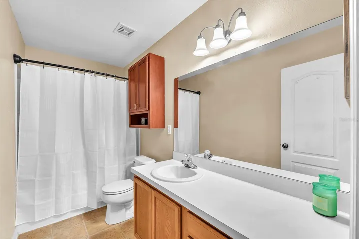 This full bathroom is shared by the two upstairs secondary bedrooms.