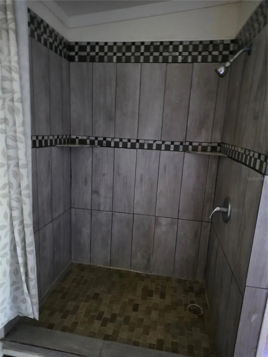 En suite shower