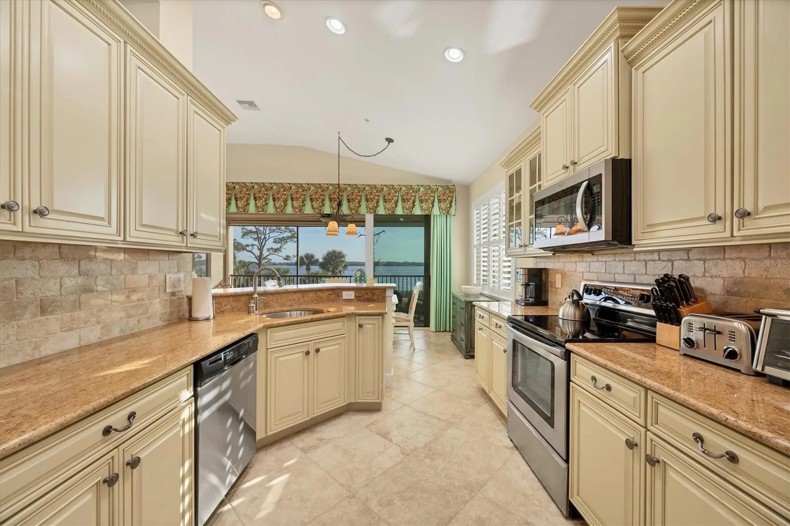 Kitchen - Granite Countertops - Solid wood cabinetry