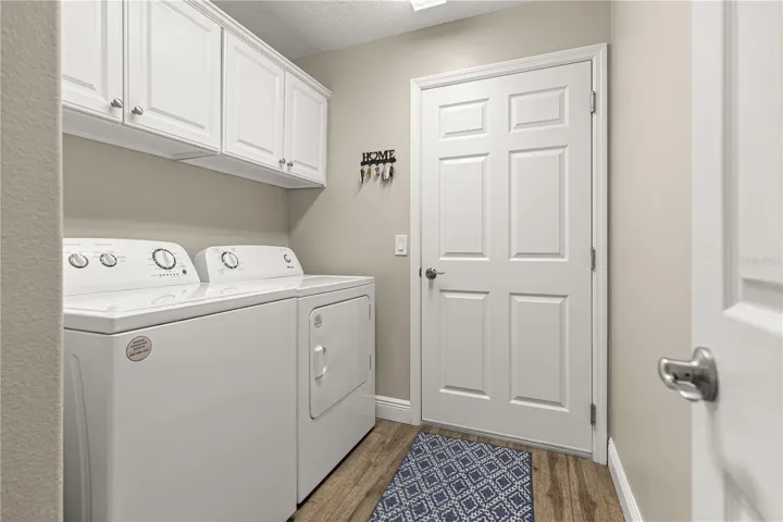 Laundry room/with cabinets