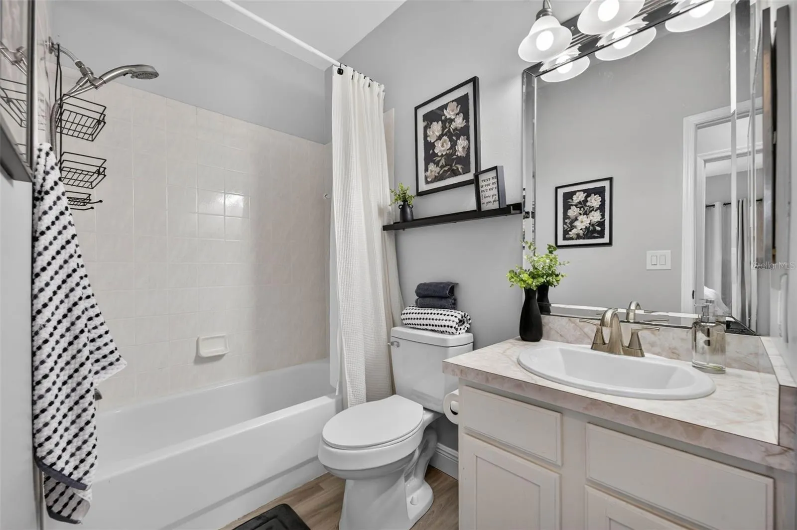 Second bath with tub and shower