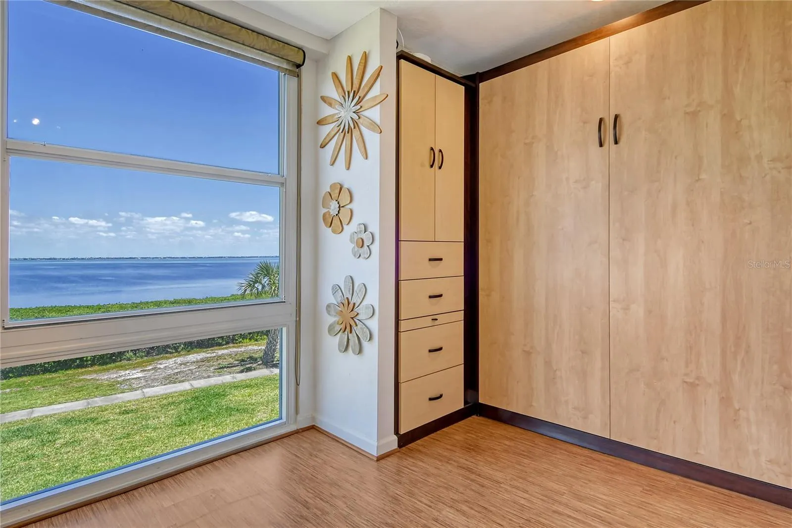 Florida Room Including Queen Murphy Bed &amp; Guest Closet/Drawers!