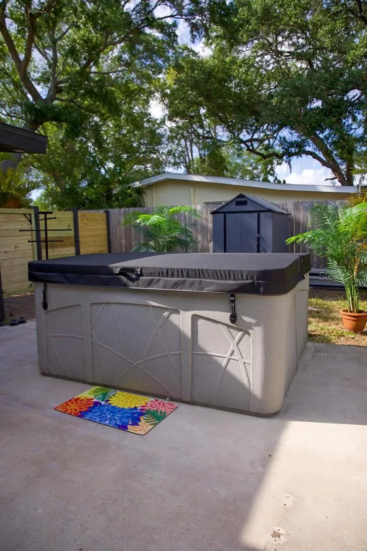 5 Person Hot Tub