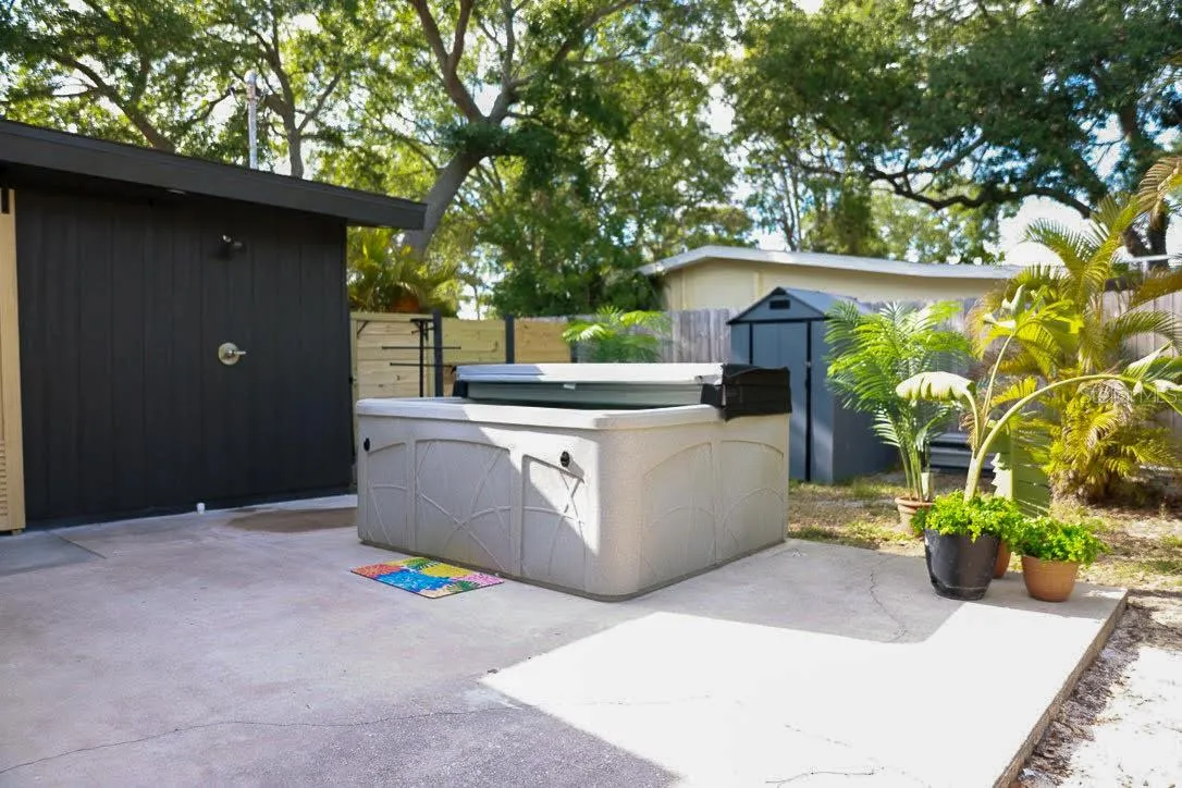 5 Person Hot Tub w/outdoor shower