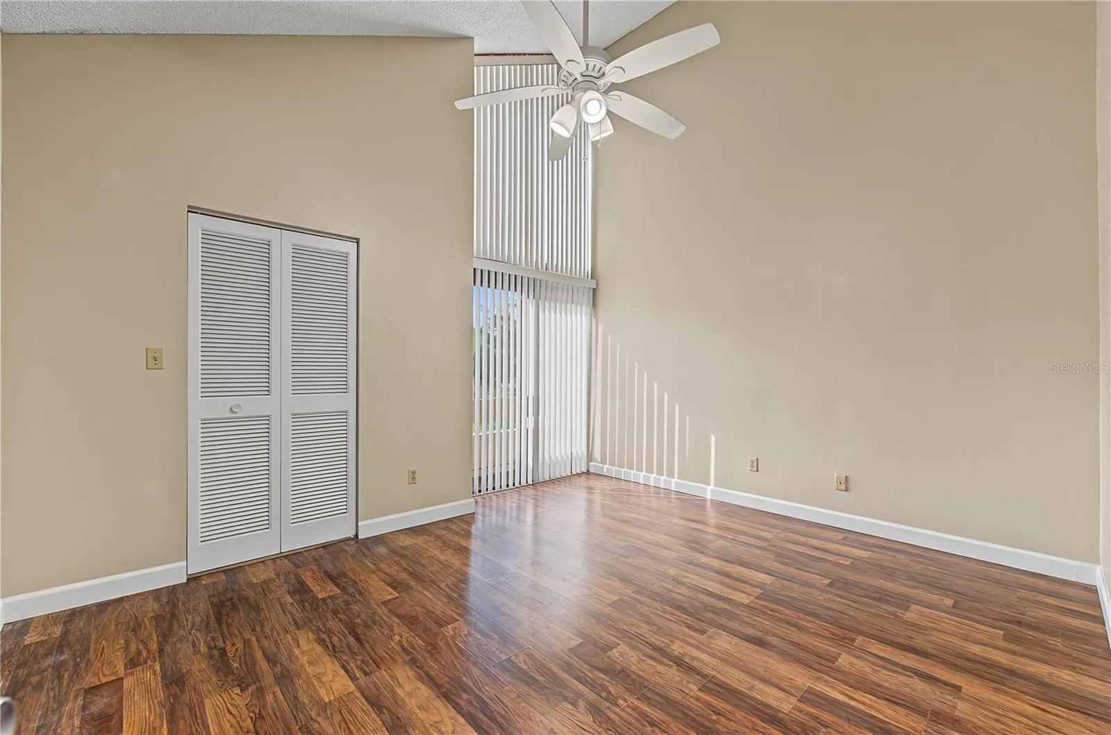 Guest bedroom upstairs, vaulted ceilings