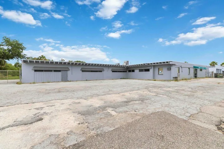 6,931 Front Building