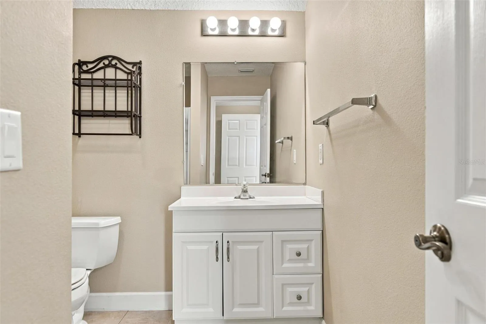 UPSTAIRS ENSUITE