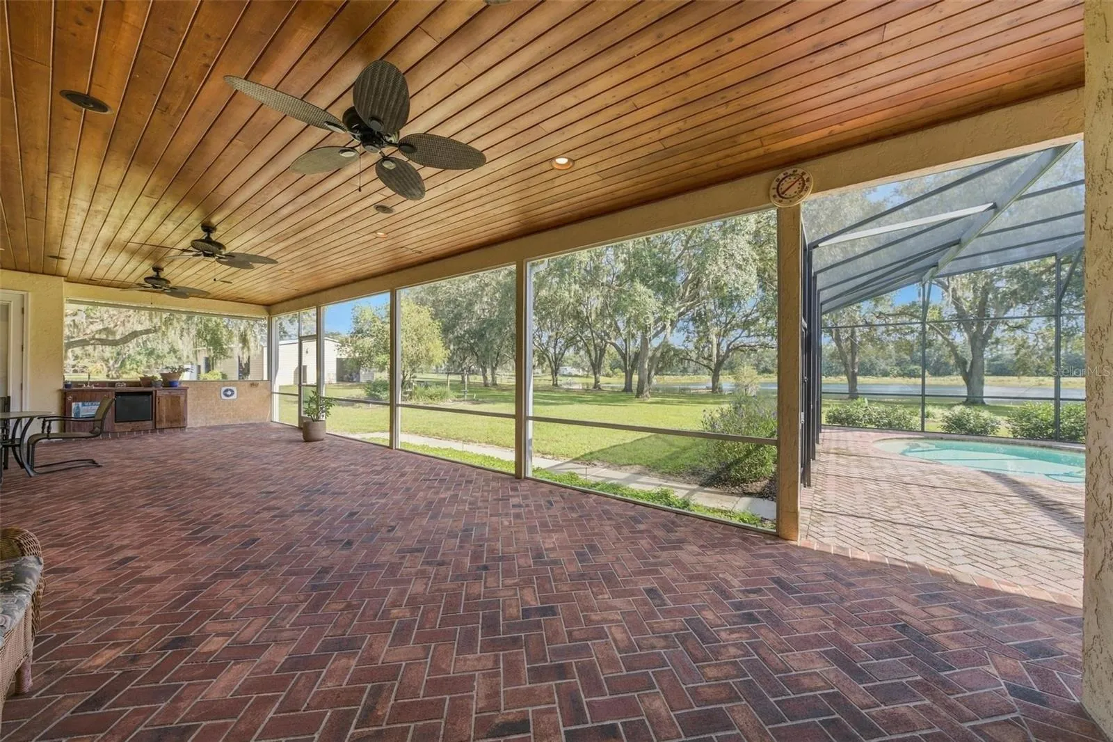 HUGE LANAI