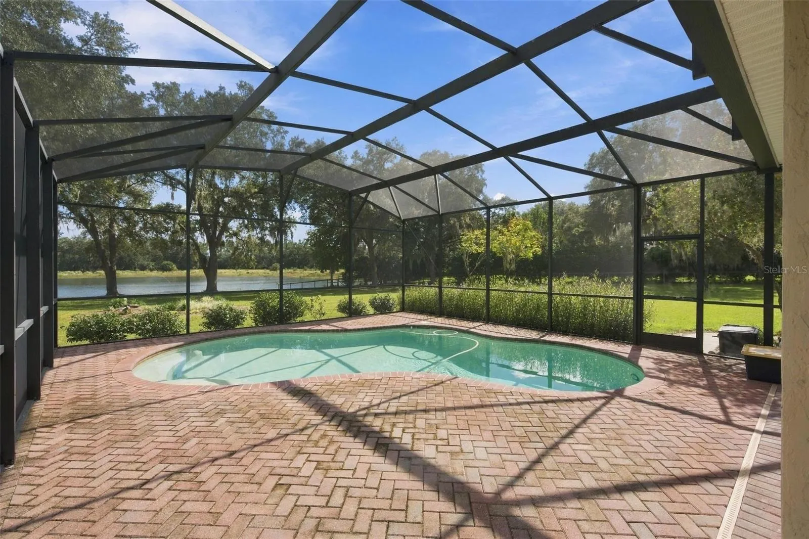 HUGE POOL DECK