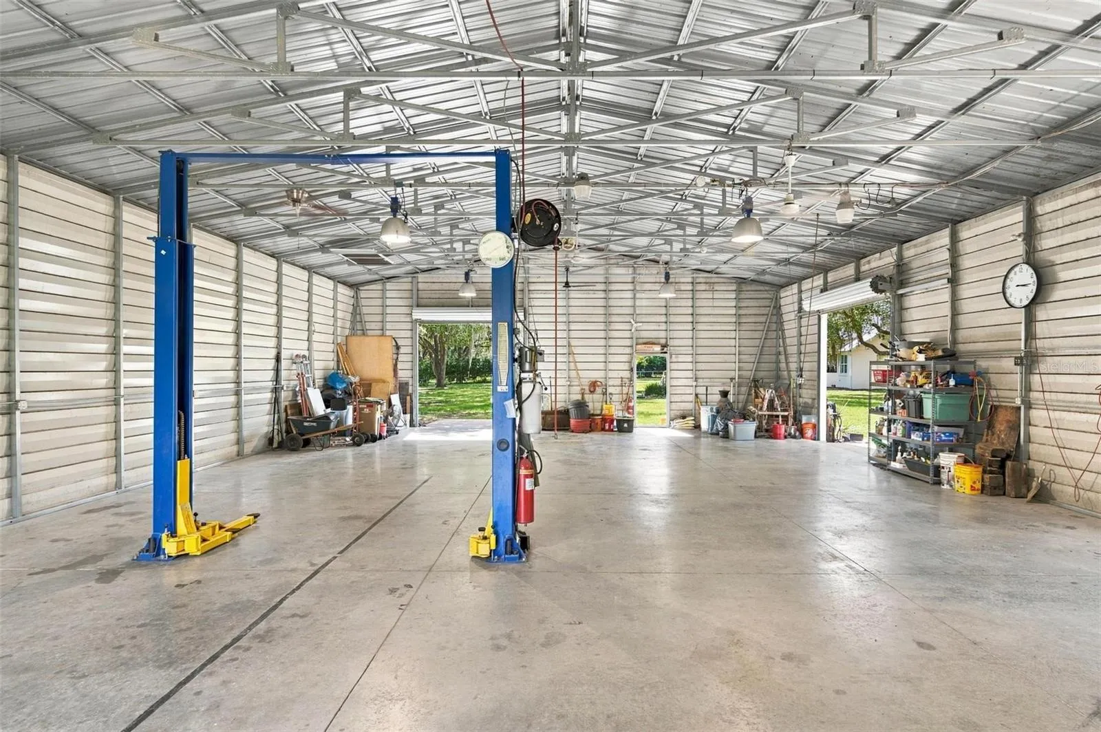 40 X 60 METAL BUILDING &amp; LIFT