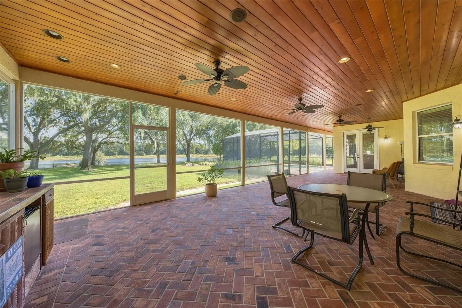 HUGE LANAI