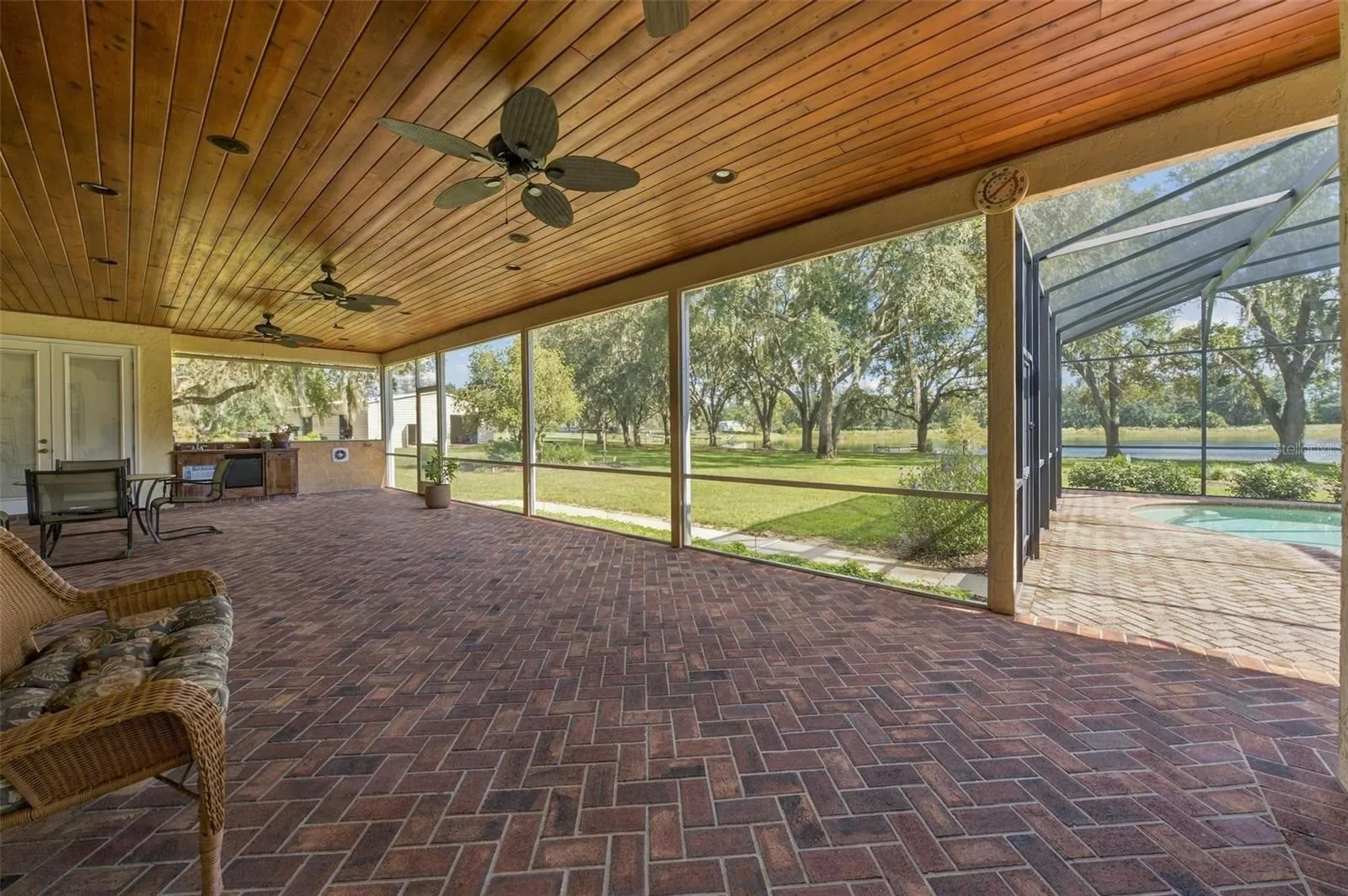 HUGE LANAI