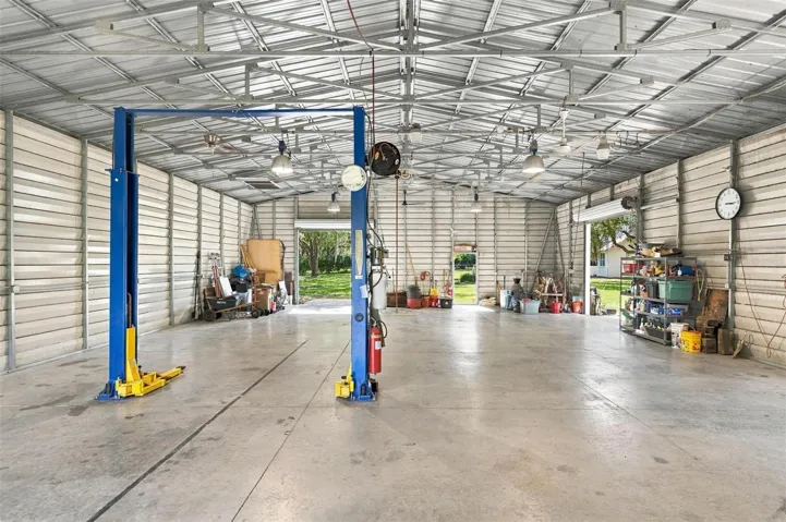 40 X 60 METAL BUILDING &amp; LIFT