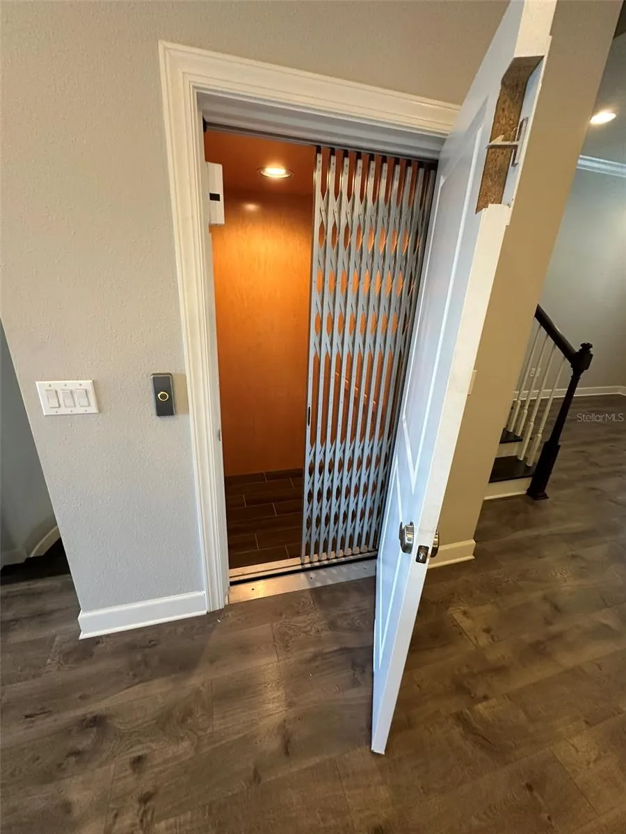 3 story private elevator, great for moving and bring home your groceries