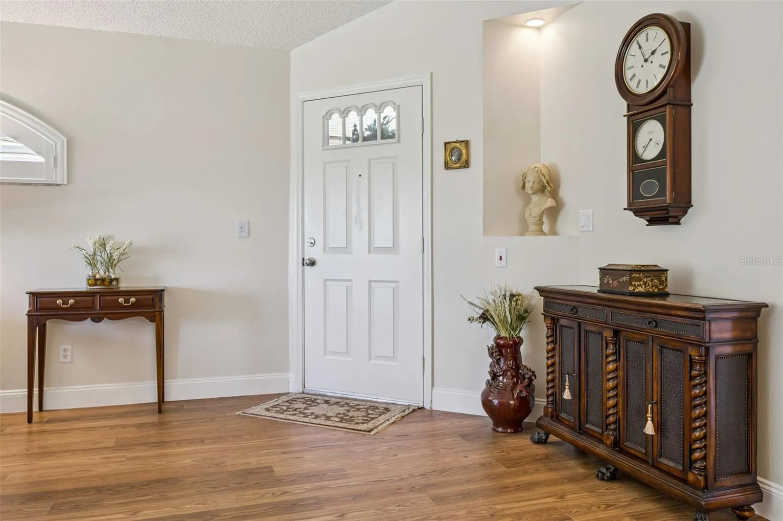 Laminate wood floors throughout!