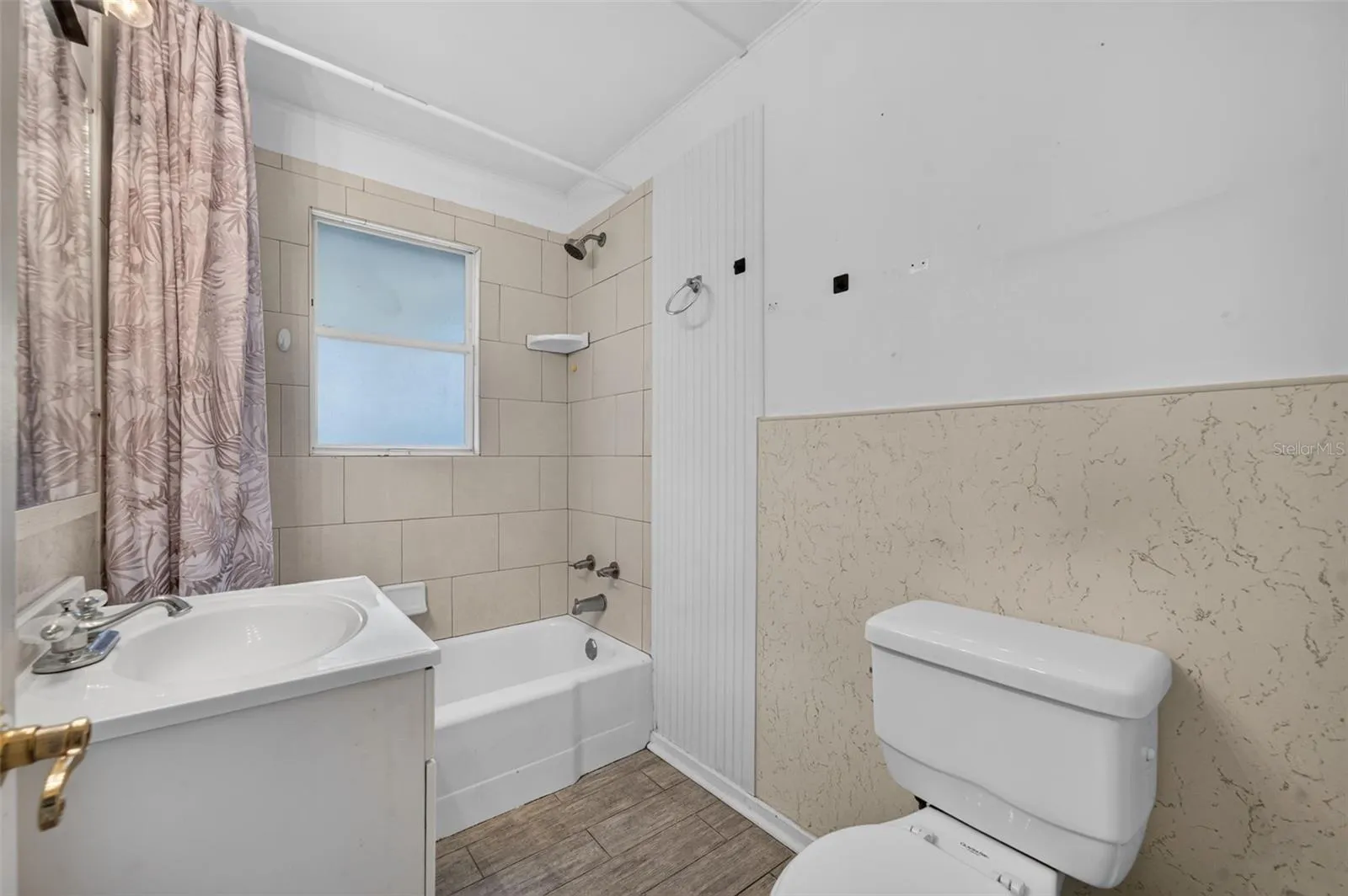 Main Bathroom 1