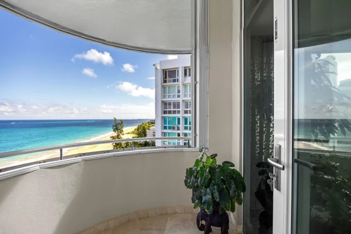 6.5´ x 7´ Balcony