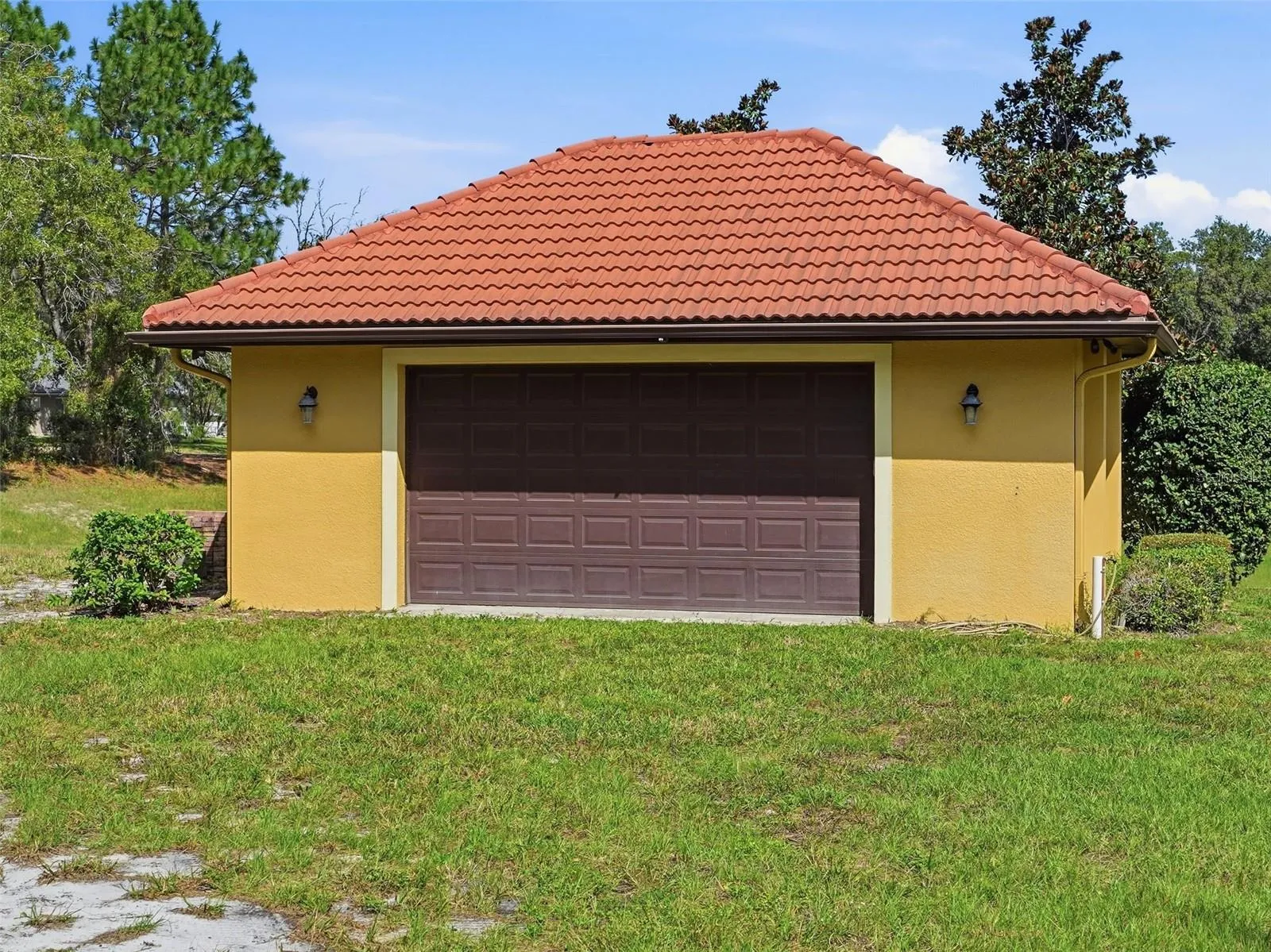 Detached (28x20 garage for extra storage!