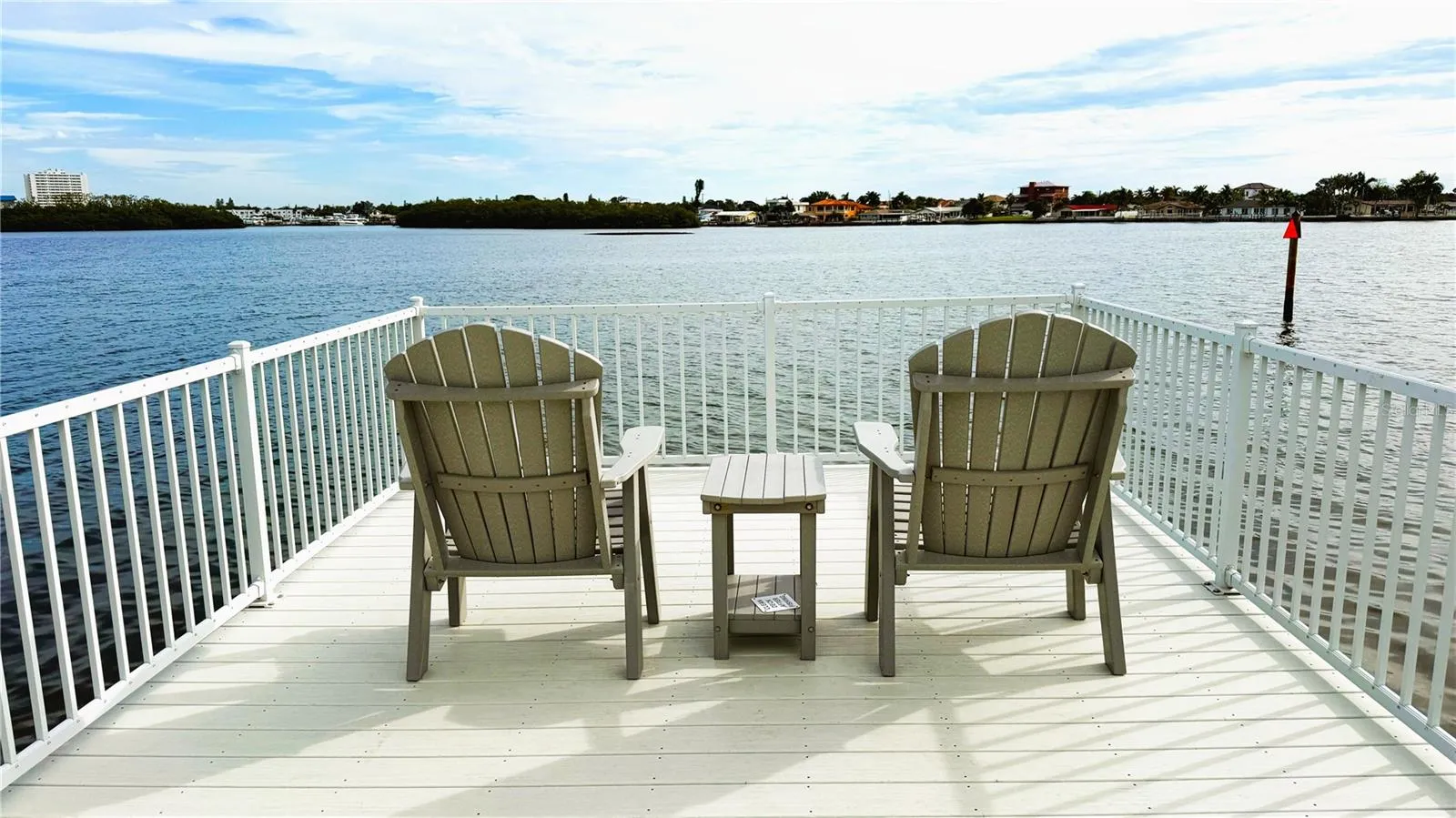 Expansive deck