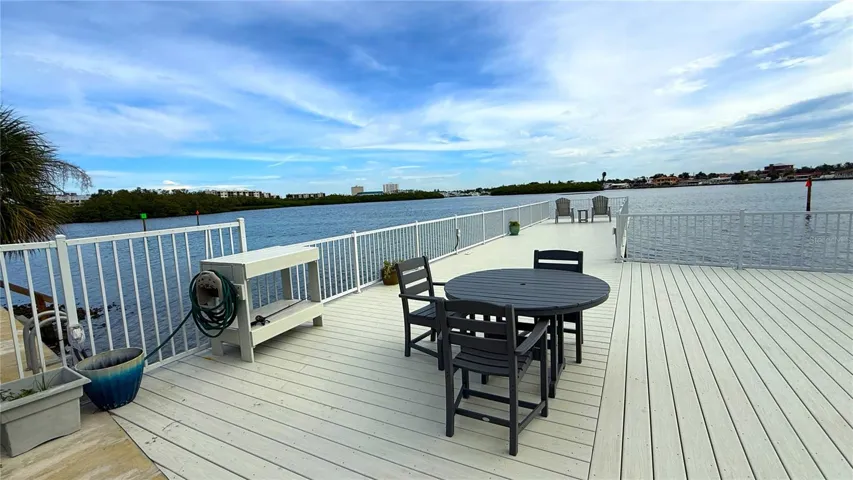 Expansive deck